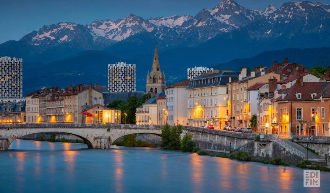 Vue de Grenoble, l'Isère et les quais avec les montagnes en arrière-plan